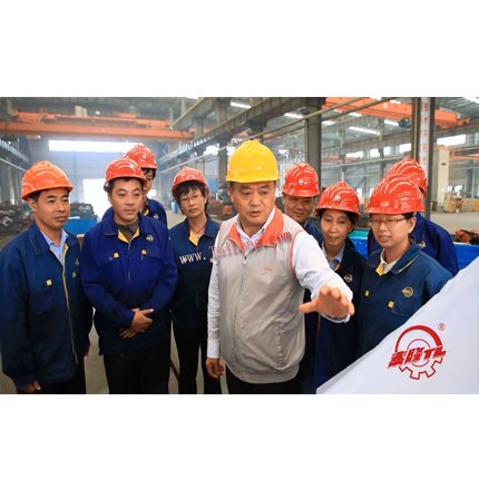 董事長殷根章為新產品開發(fā)指導工作