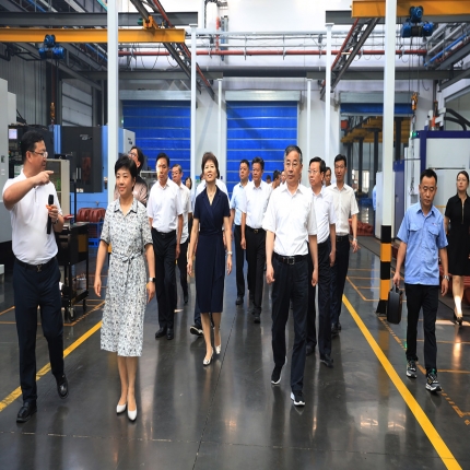 泰州市市長萬聞華走訪參觀泰隆科技產業園